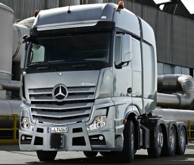 The new Actros. Heavy-duty transport. Up to 250 tonnes.